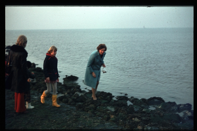 16.Scheveningen nov 1973 Mama,Traude,Marion,Jurgen.JPG
